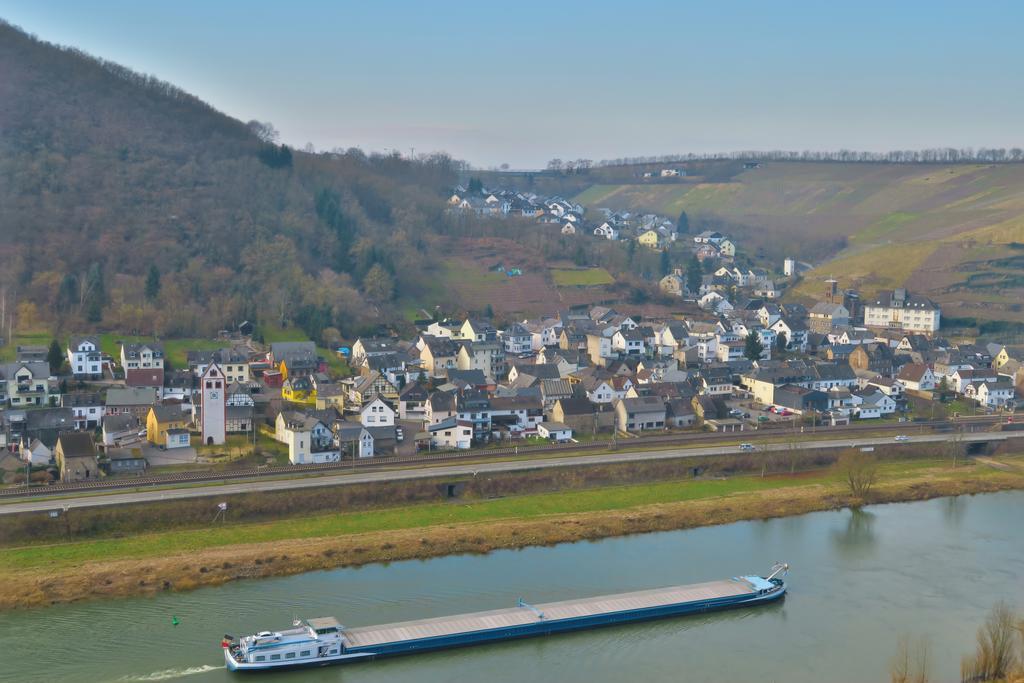 Ferienwohnungen Haus Am Wuerzlaysteig Lehmen Bagian luar foto