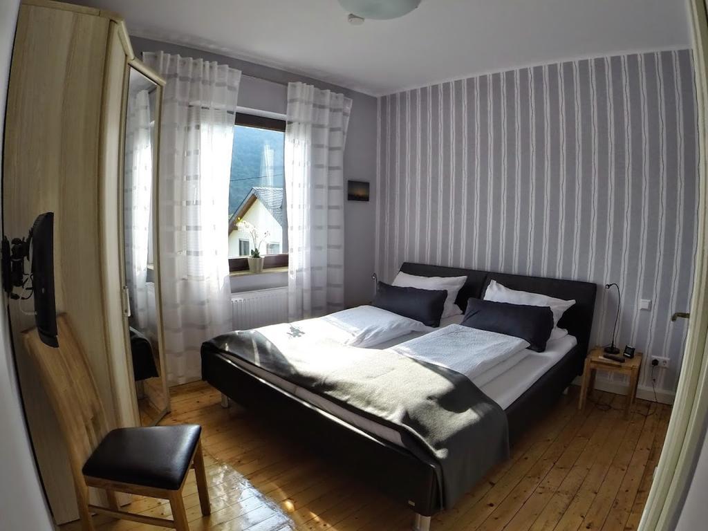 Ferienwohnungen Haus Am Wuerzlaysteig Lehmen Ruang foto