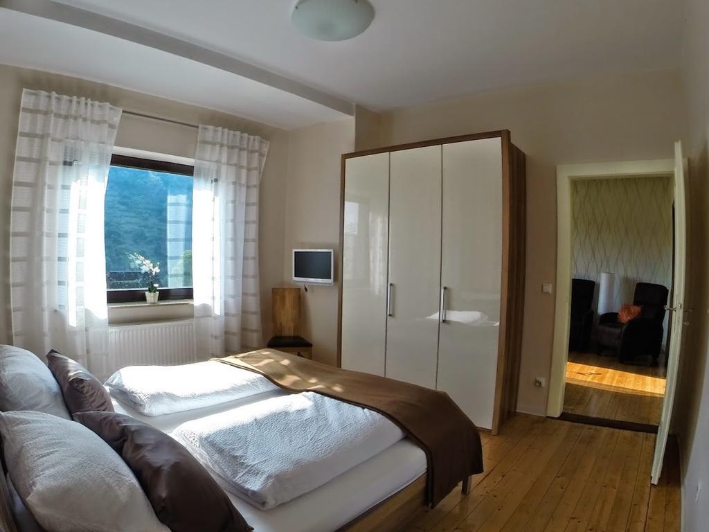 Ferienwohnungen Haus Am Wuerzlaysteig Lehmen Ruang foto