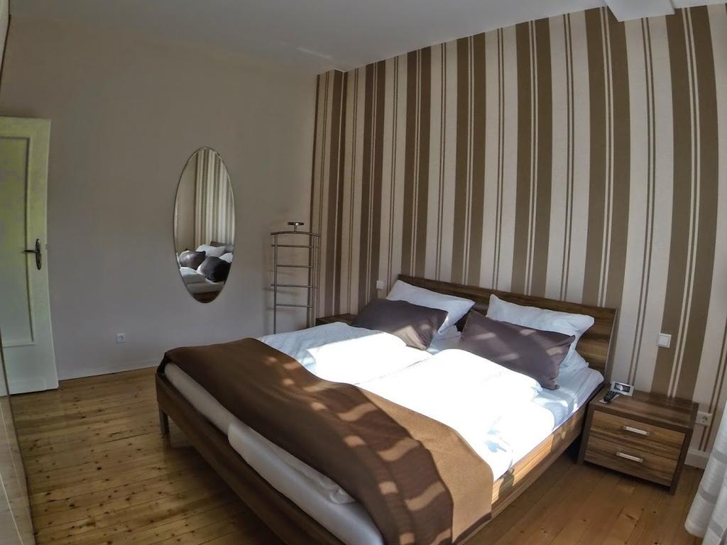 Ferienwohnungen Haus Am Wuerzlaysteig Lehmen Ruang foto