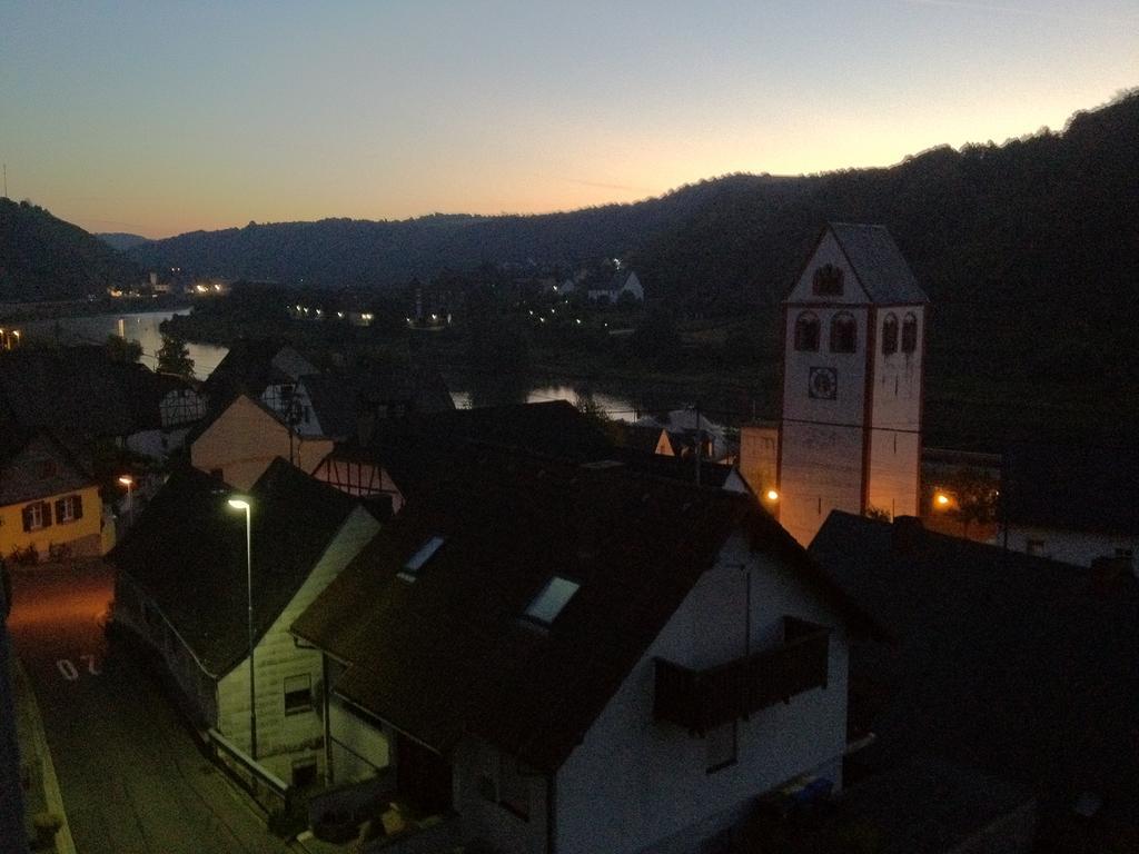 Ferienwohnungen Haus Am Wuerzlaysteig Lehmen Bagian luar foto