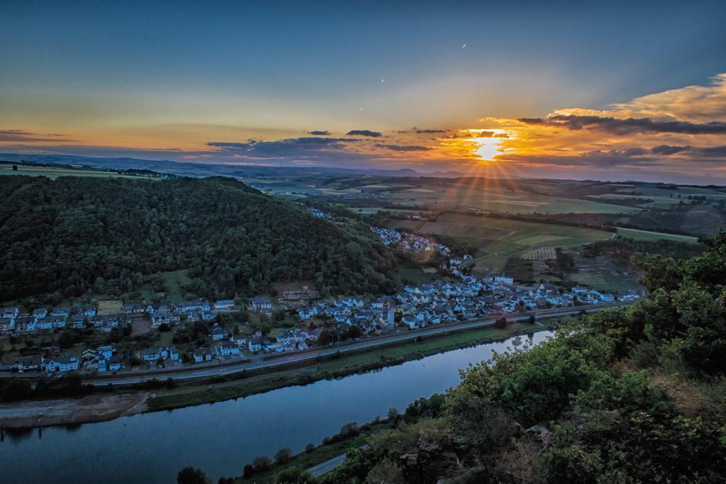 Ferienwohnungen Haus Am Wuerzlaysteig Lehmen Bagian luar foto