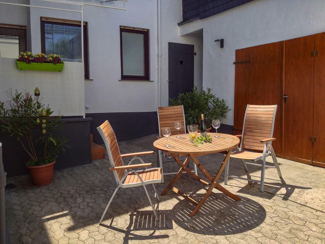 Ferienwohnungen Haus Am Wuerzlaysteig Lehmen Bagian luar foto